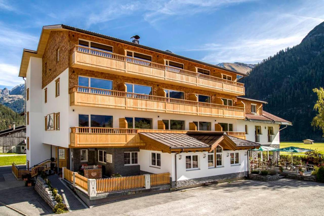 Wohlfühlhotel Berg Heil Holzgau Exterior foto
